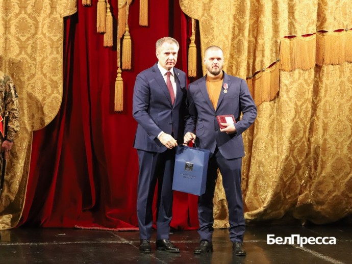 Вячеслав Гладков вручил награды бойцам белгородского отряда «Орлан»