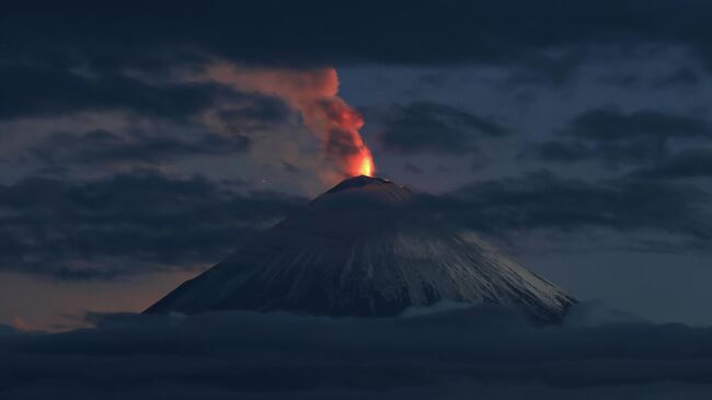Вулкан Крашенинникова выбросил столб пепла на высоту 2,4 километра Вулкан Крашенинникова выбросил столб пепла на высоту 2,4 километра