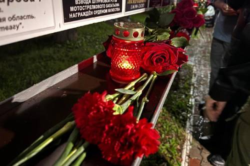 В День флага России в Благовещенске почтили память Героев В День флага России в Благовещенске почтили память Героев