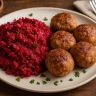 Необычное сочетание, которое покорит сердце: мясные шарики и салат из свёклы — попробуйте сейчас