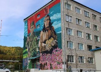 Масштабный мурал украсил фасад дома в Зее