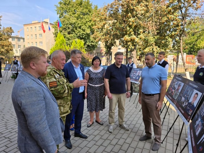 Александр Бугаев открыл в ЛНР фотовыставку «Герои и подвиги: мои земляки – Герои России» Александр Бугаев открыл в ЛНР фотовыставку «Герои и подвиги: мои земляки – Герои России»