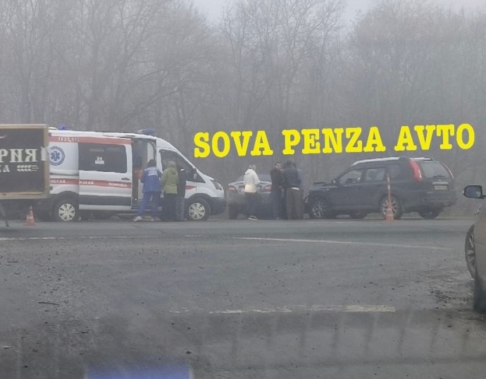 Под Пензой лоб в лоб столкнулись две машины: на месте работали врачи