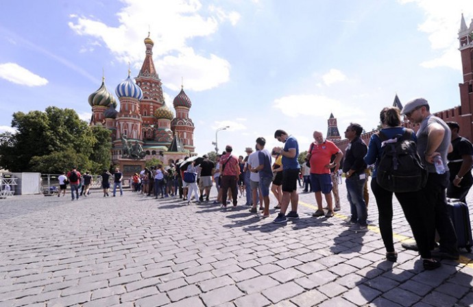 Примерно половина россиян останется на майские праздники дома