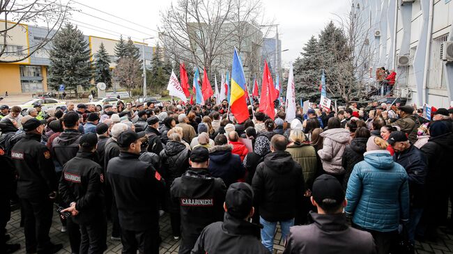 В Кишиневе полиция предотвратила драку сторонников Санду и Гуцул возле суда