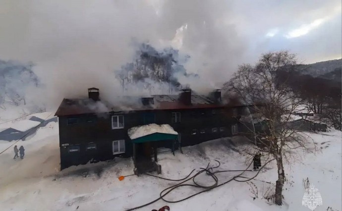 Расселённый дом полыхал в сахалинском селе на 256 "квадратах"