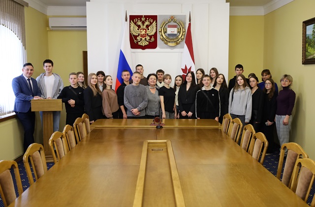 Школьники из Дубенского района побывали в Госсобрании Мордовии