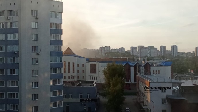 В Уфе горит жилой дом