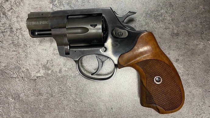 На улице Руставели мужчина не смог открыть шкафчик и пригрозил охранникам травматическим пистолетом