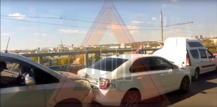 На Бауманском путепроводе в Пензе произошла массовая авария, движение осложнено