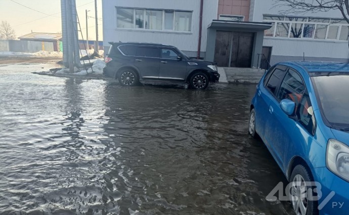"Озеро" у подъезда на Набережной: у дома в Стародубском разлилась огромная лужа