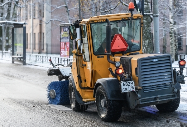 Коммунальщики на фоне непогоды следят за состоянием улиц и дорог в Москве Коммунальщики на фоне непогоды следят за состоянием улиц и дорог в Москве