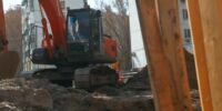 Двор 4-этажки в Астрахани превратился в «кратеры» и болото