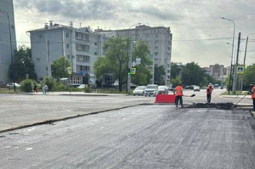 В микрорайоне Благовещенска продолжают ямочный ремонт