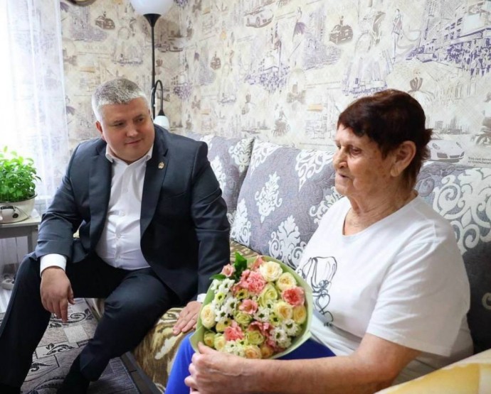 Александр Дронов навестил жительницу блокадного Ленинграда Людмилу Кузнецову