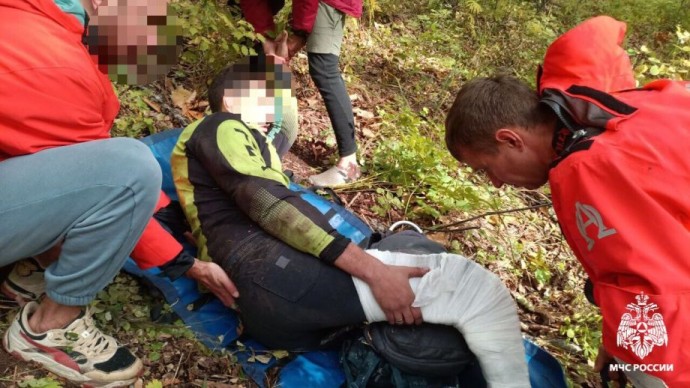 Экстремальная поездка по лесу в Приморье закончилась переломом и эвакуацией