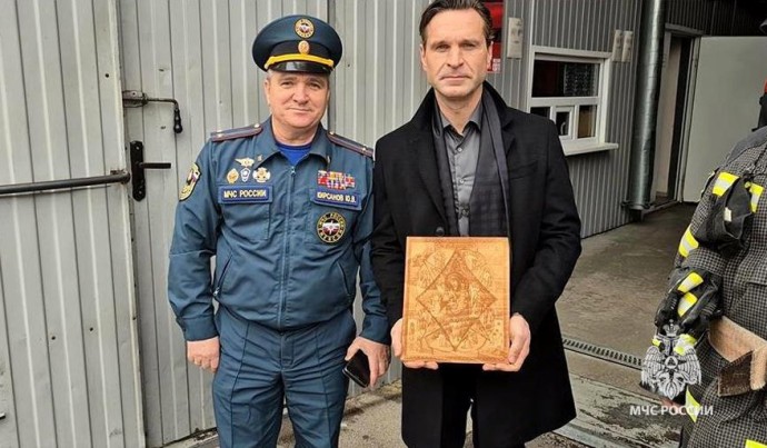 Одоевские спасатели подарили Виктору Добронравову икону Неопалимая Купина Одоевские спасатели подарили Виктору Добронравову икону Неопалимая Купина