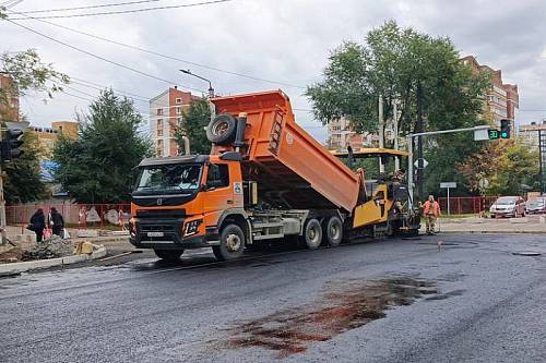 В Благовещенске на Октябрьской начали укладывать второй слой асфальта