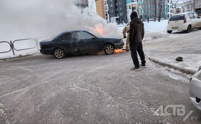 В Южно-Сахалинске за день тушили автобус и легковушку