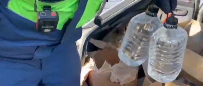 На трассе «Кола» полиция пресекла продажу 120 литров спиртного сомнительного происхождения