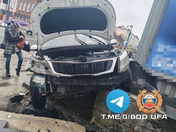 В центре Уфы водитель совершил ДТП из-за плохого самочувствия В центре Уфы водитель совершил ДТП из-за плохого самочувствия