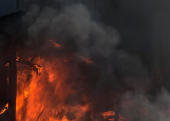 Бывшее здание пожарной части тушили в Приамурье