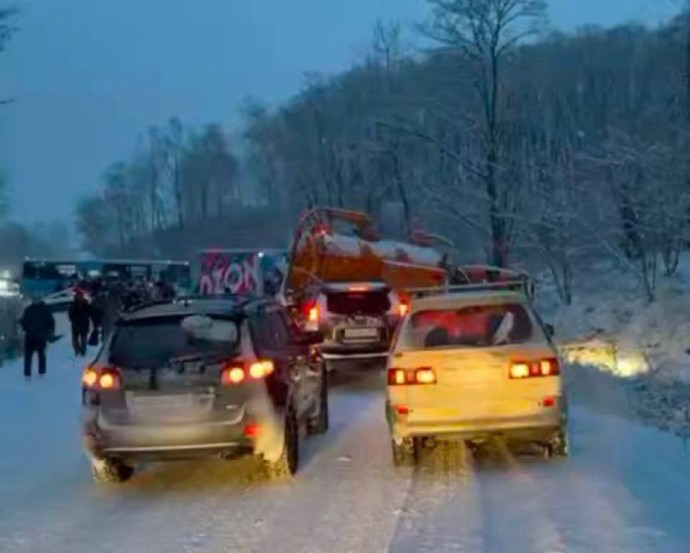 Массовое ДТП на трассе Душкино — Ливадия из-за снегопада: движение парализовано Массовое ДТП на трассе Душкино — Ливадия из-за снегопада: движение парализовано