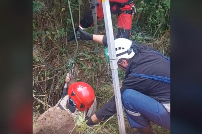 В Ярославской области 77-летняя пенсионерка провалилась в бетонный колодец и осталась жива