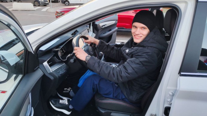 Новгородский ветеран СВО Андрей Петров получил автомобиль с ручным управлением