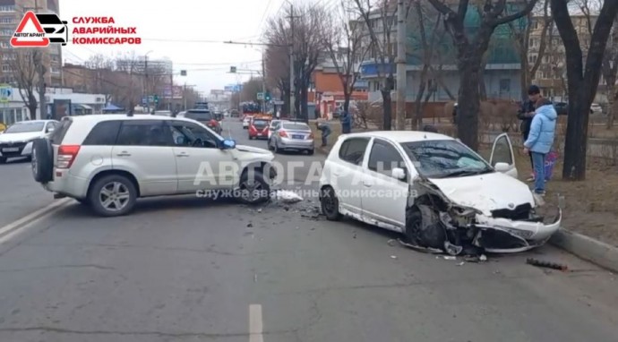 Жесткое ДТП парализовало движение в одном из районов Владивостока