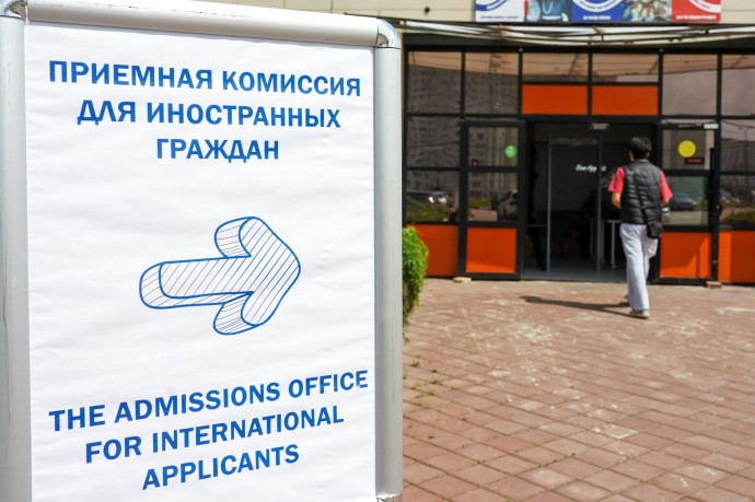 В школах и техникумах предложили ввести платное обучение для иностранцев