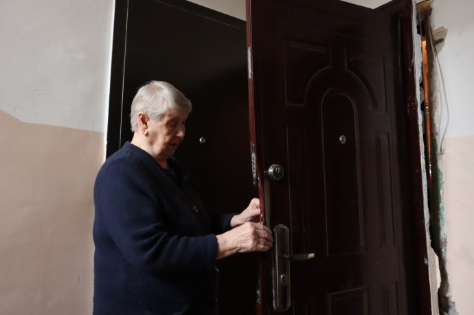 В Кирове 88-летняя женщина после пожара осталась без входной двери: её выломали по ошибке