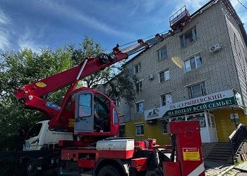 В Белогорске после урагана восстанавливают крыши домов