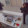 Сотрудница пункта выдачи заказов поддержала клиентку и попала на видео. Неожиданно ее раскритиковали