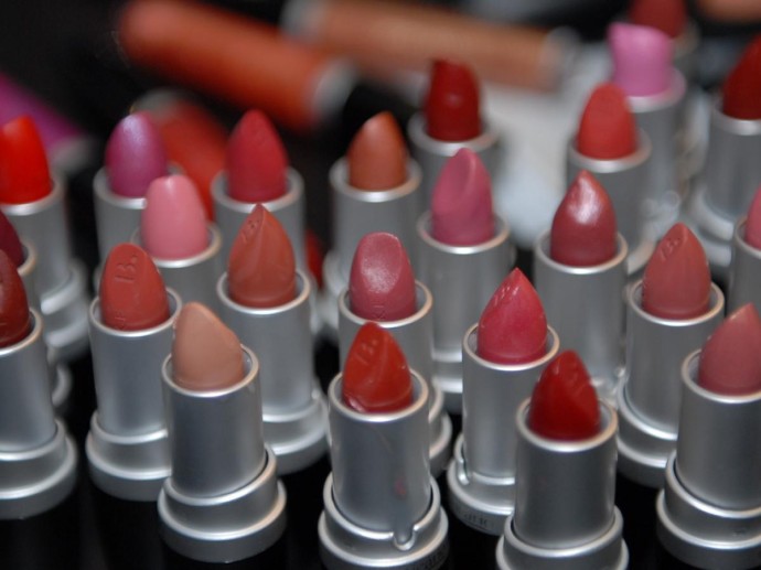 Нюдовый оттенок вытесняет красную помаду из праздничного макияжа — стилист Рибейра