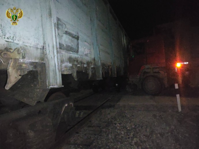 На БАМе грузовик на переезде столкнулся с движущимся поездом