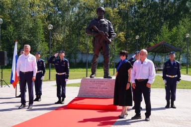 В Башкирии в день ВДВ открыли памятник Герою России Максиму Серафимову