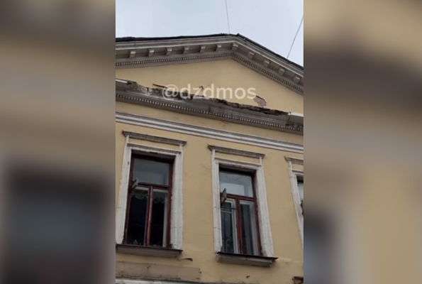 В центре Москвы на пешеходов рухнул фасад здания
