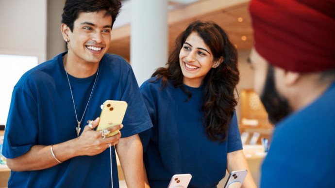 Дональд Трамп велел главе Apple строить предприятия в США, а не в Индии Дональд Трамп велел главе Apple строить предприятия в США, а не в Индии