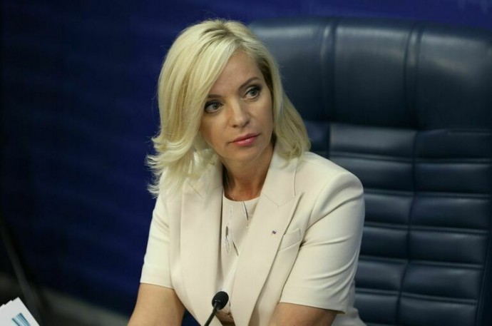 Депутат Казакова принесла на заседание комитета книгу со стихами Пушкина