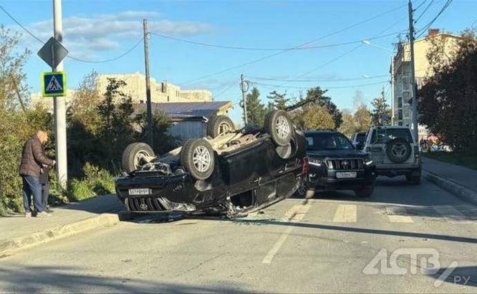 "Чуть дочку не задавил": Toyota Prado перевернулся на крышу в Южно-Сахалинске