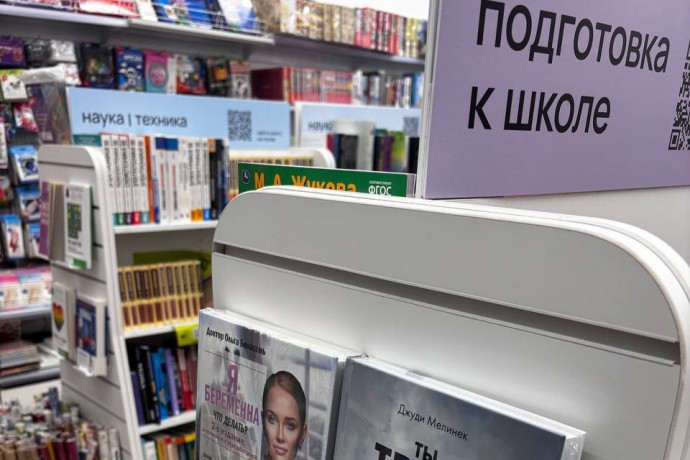 «Я беременна. Что делать?» Москвичка обнаружила в книжном странную подборку литературы для школьников