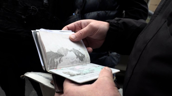 Полиция с собаками провела масштабный рейд у миграционного центра в Петербурге Полиция с собаками провела масштабный рейд у миграционного центра в Петербурге