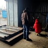Платформа рухнула на рабочих на севере Петербурга...