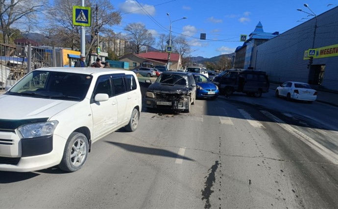 Очевидцев ДТП с тремя авто ищут в Южно-Сахалинске