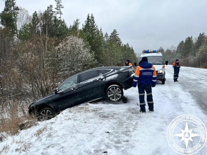 Спасатели помогли замерзающему водителю на перекрытой трассе в Башкирии Спасатели помогли замерзающему водителю на перекрытой трассе в Башкирии