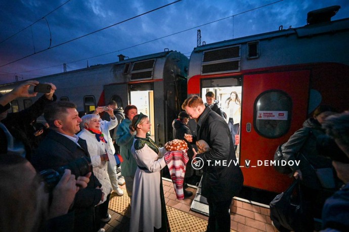 Победителя конкурса «Учитель года России» встретили на вокзале Белгорода с хлебом-солью
