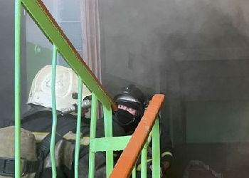 В Благовещенске тушили пожар в пятиэтажке на Калинина