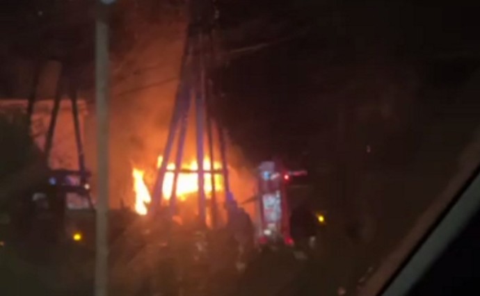 Появились кадры вечернего пожара в Троицком — баня горела открытым пламенем Появились кадры вечернего пожара в Троицком — баня горела открытым пламенем