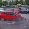 В Подольске дети разбили лобовое стекло авто сброшенным с высоты пакетом с водой
